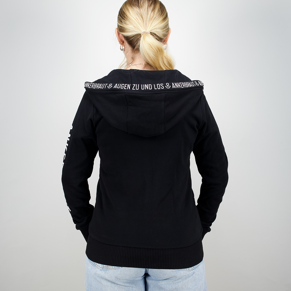 Weibliches Model mit Ankerbraut  Sweatjacke in Schwarz