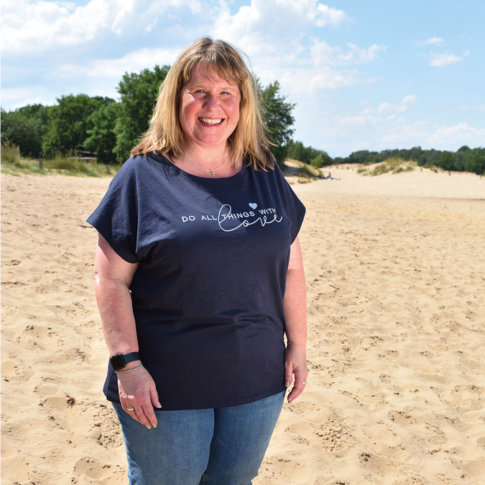 Weibliches Model mit CAMPS BAY T-Shirt in Night Sky