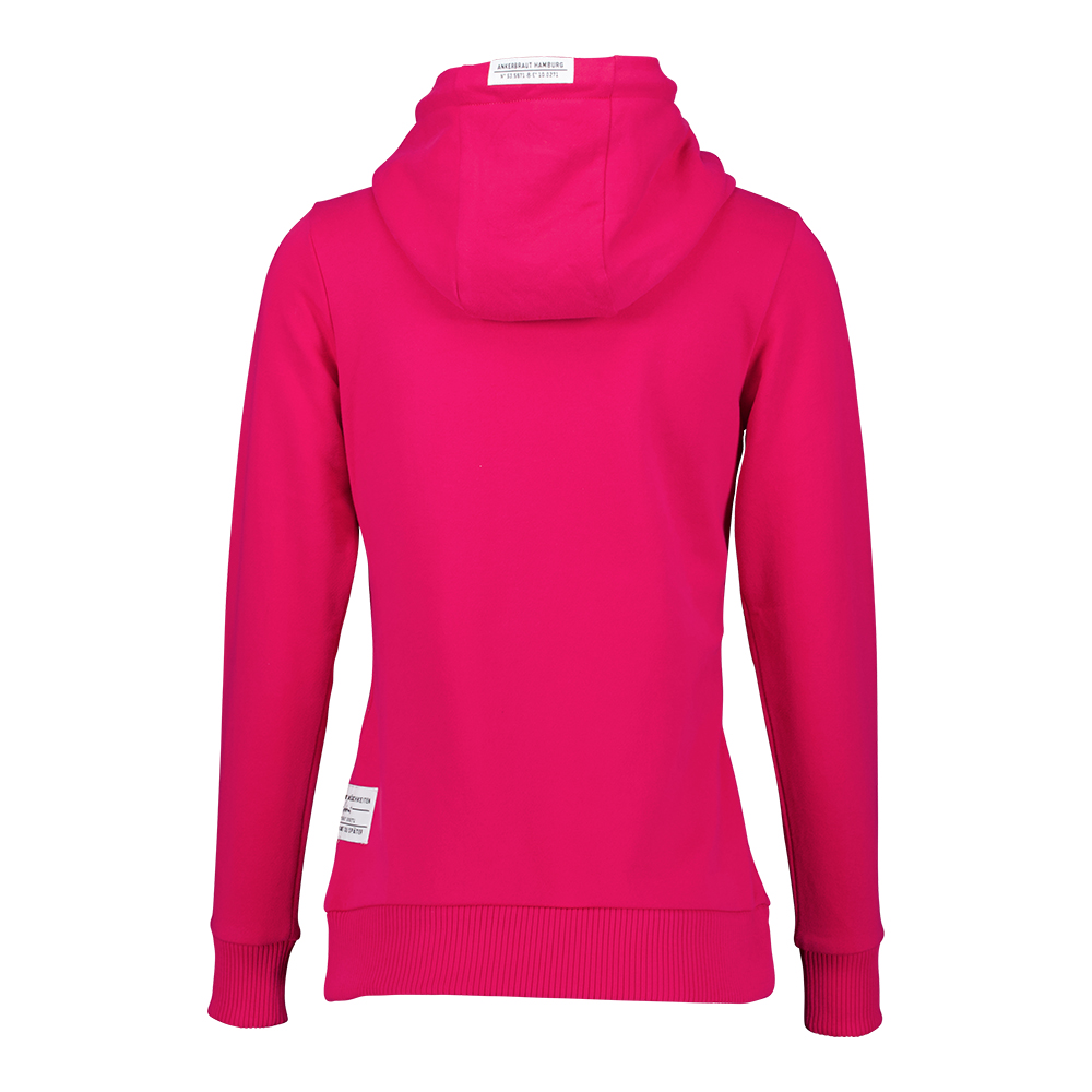 Weibliches Model mit ANKERBRAUT Hoodie in Bright Rose