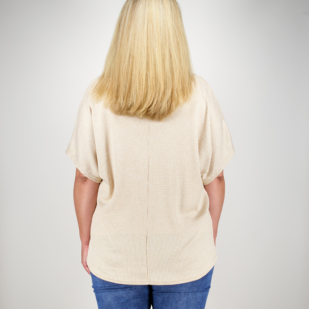 Weibliches Model mit CAMPS BAY Strick-Shirt in Beige Marl