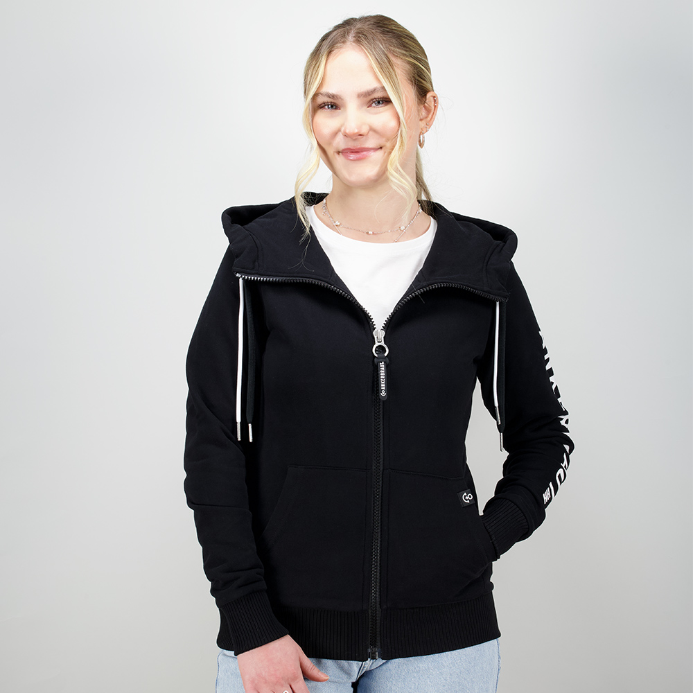 Weibliches Model mit Ankerbraut  Sweatjacke in Schwarz