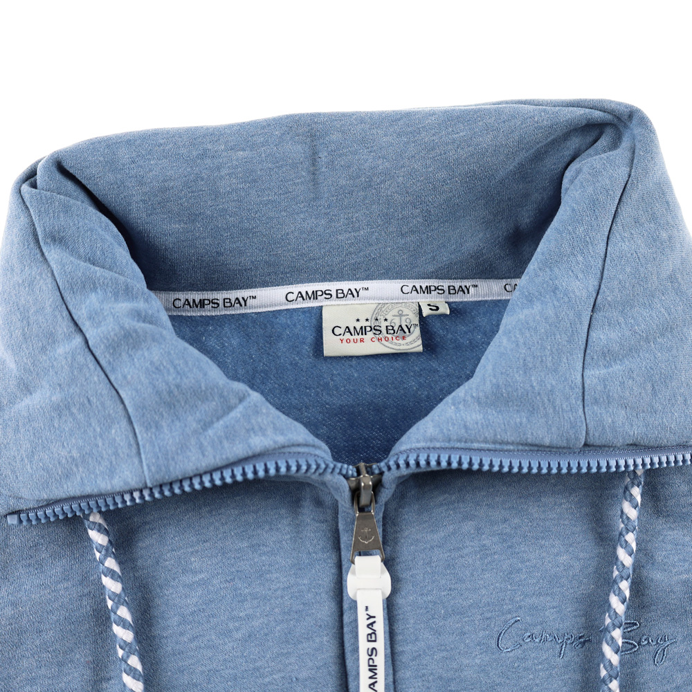 Weibliches Model mit CAMPS BAY Sweatjacke in Windward Blue