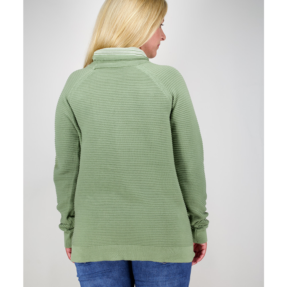 Weibliches Model mit CAMPS BAY Strickpullover in Hedge Green