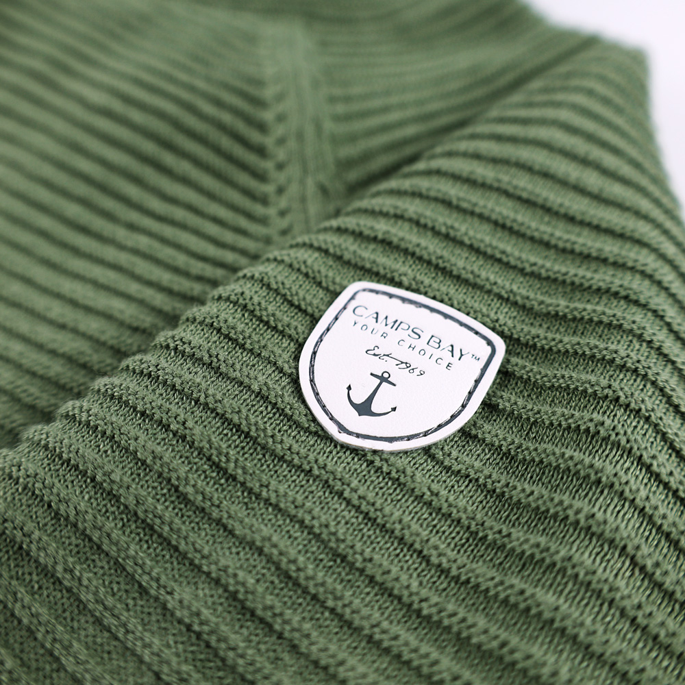 Weibliches Model mit CAMPS BAY Strickpullover in Hedge Green