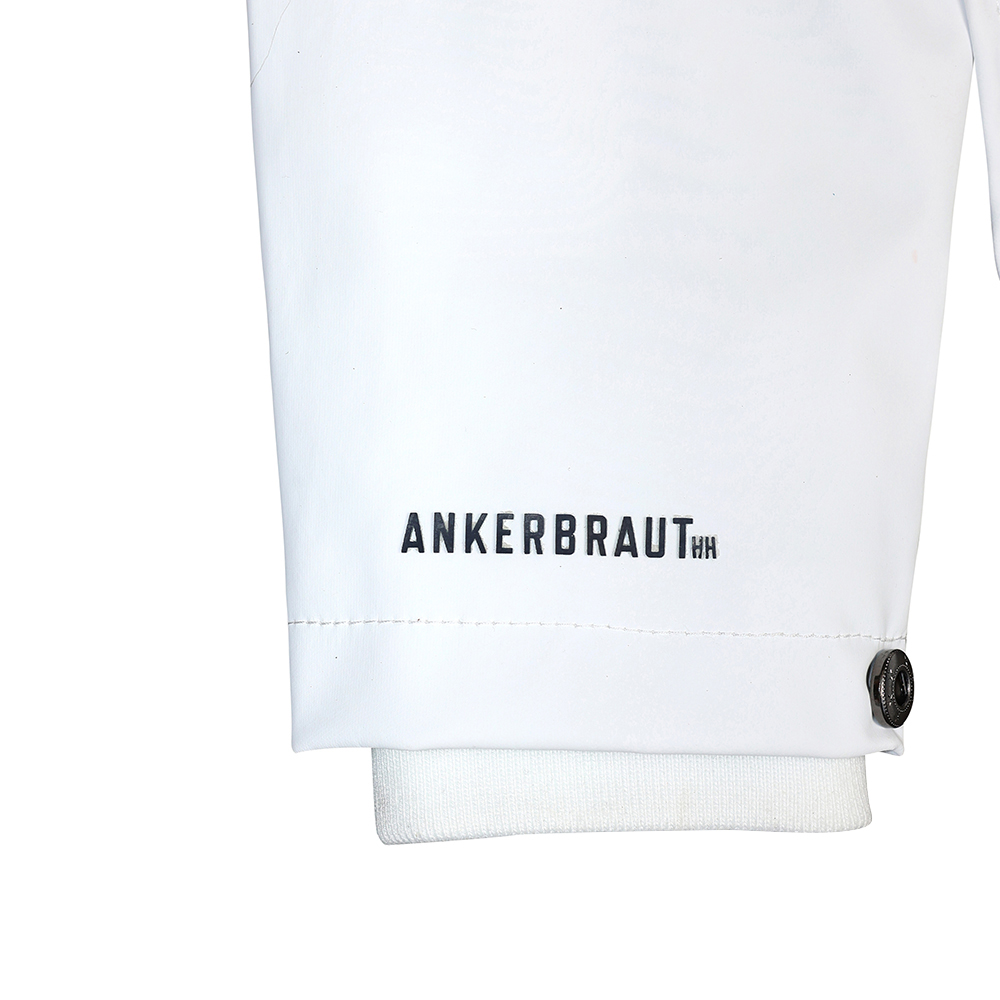 Weibliches Model mit ANKERBRAUT Regenjacke in Bright White