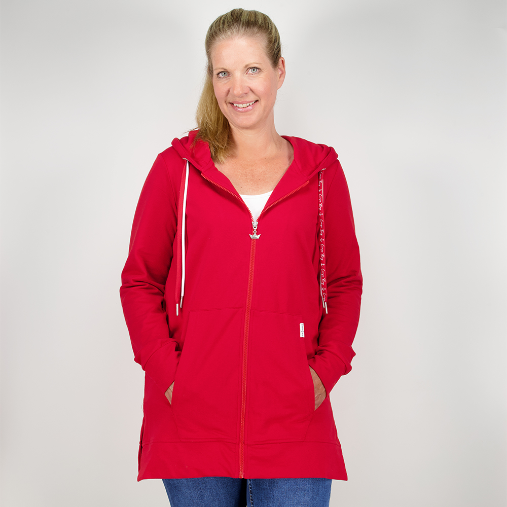 Weibliches Model mit Camps Bay Sweatjacke in Savvy Red