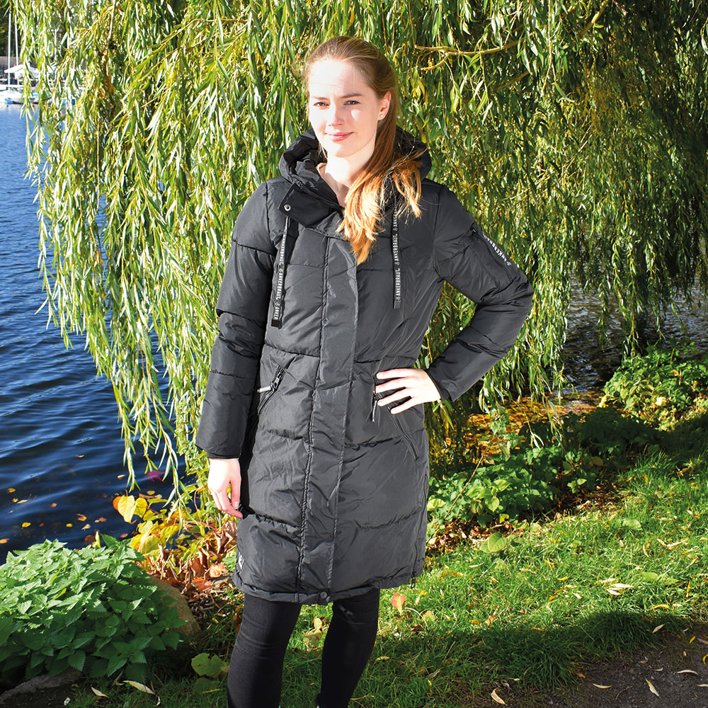 Weibliches Model mit ANKERBRAUT Puffer Jacket in Schwarz