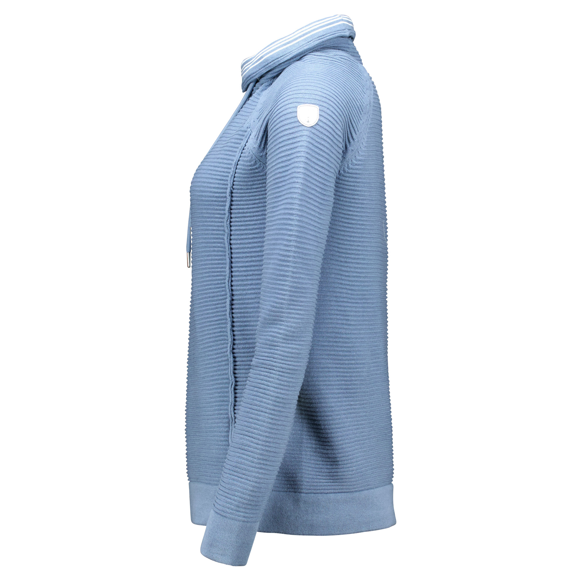 Weibliches Model mit CAMPS BAY Strickpullover in Winward Blue