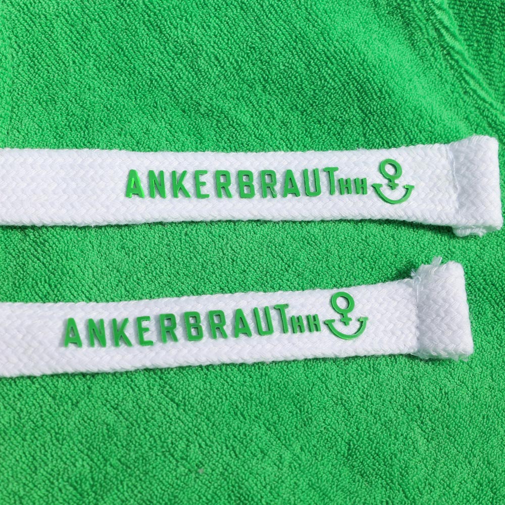 Weibliches Model mit ANKERBRAUT Frottee-Hoodie in Vibrant Green