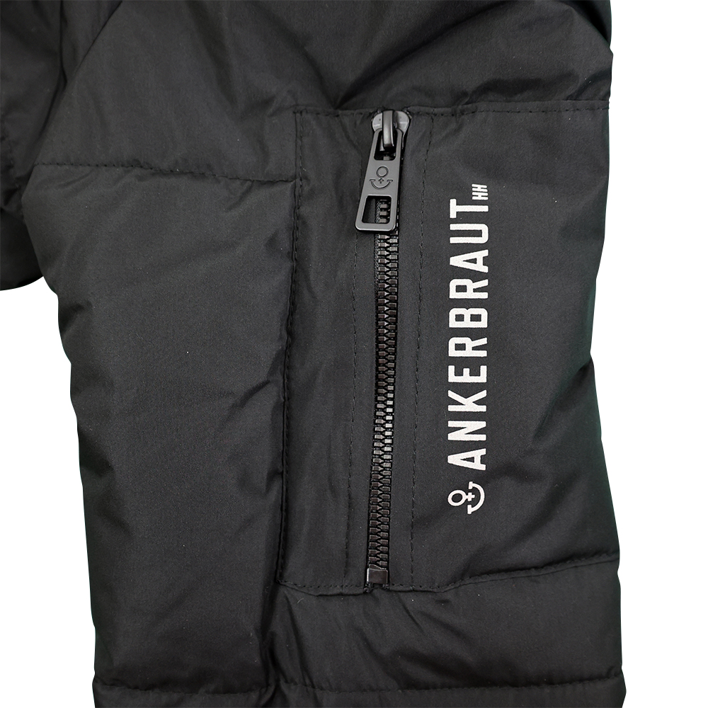 Weibliches Model mit ANKERBRAUT Puffer Jacket in Schwarz