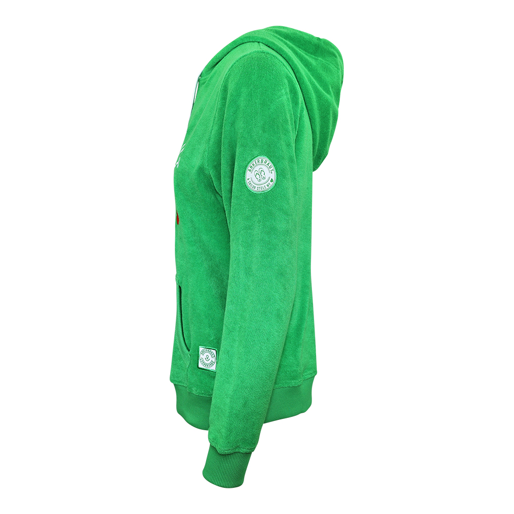 Weibliches Model mit ANKERBRAUT Frottee-Hoodie in Vibrant Green