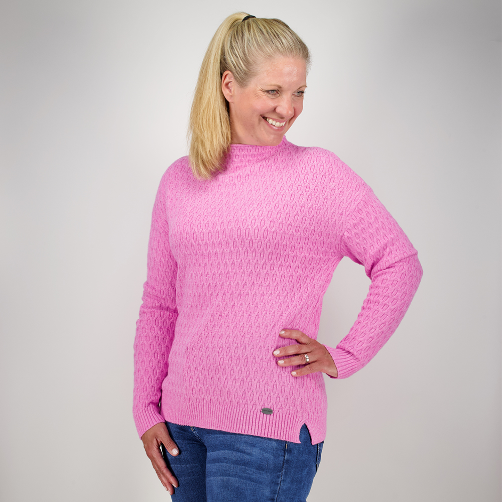 Weibliches Model mit CAMPS BAY Strickpullover in Cyclamen Melange