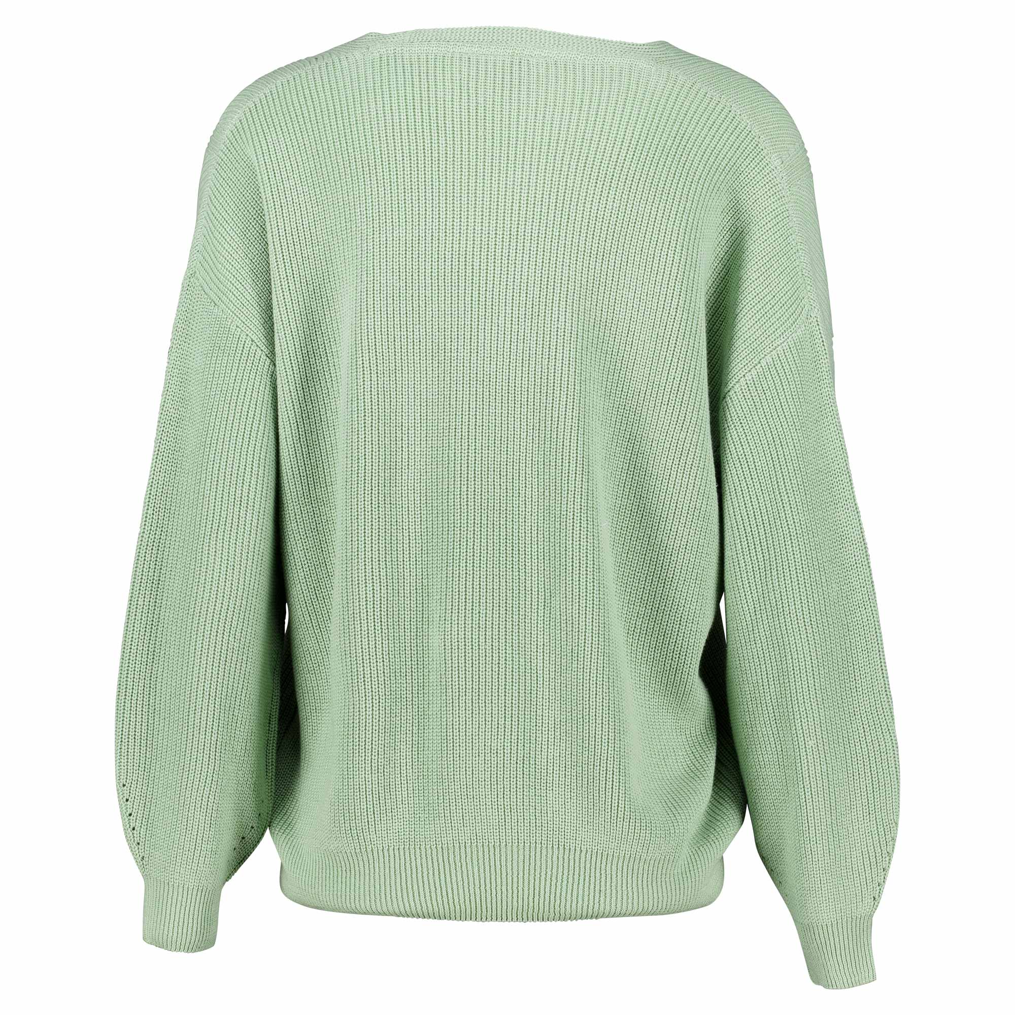 Weibliches Model mit CAMPS BAY Strickpullover in Laurel Green