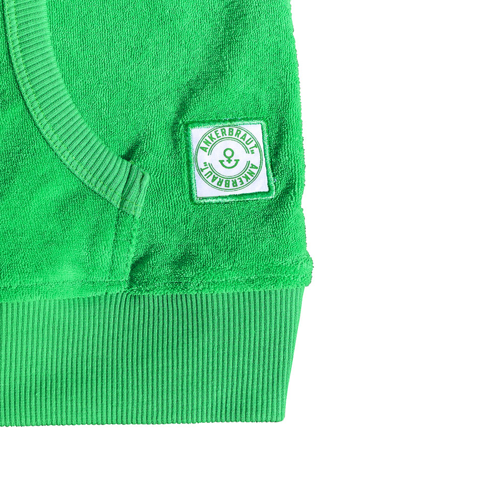 Weibliches Model mit ANKERBRAUT Frottee-Hoodie in Vibrant Green