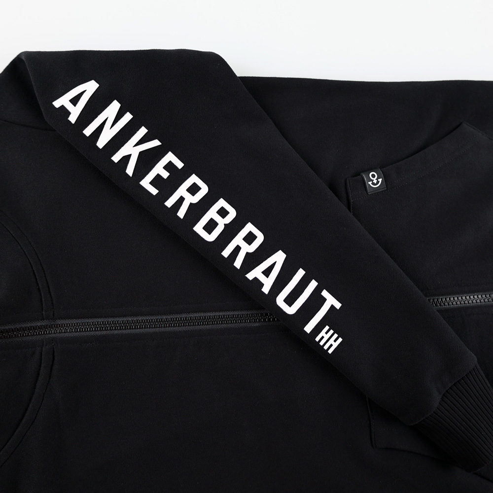 Weibliches Model mit Ankerbraut  Sweatjacke in Schwarz