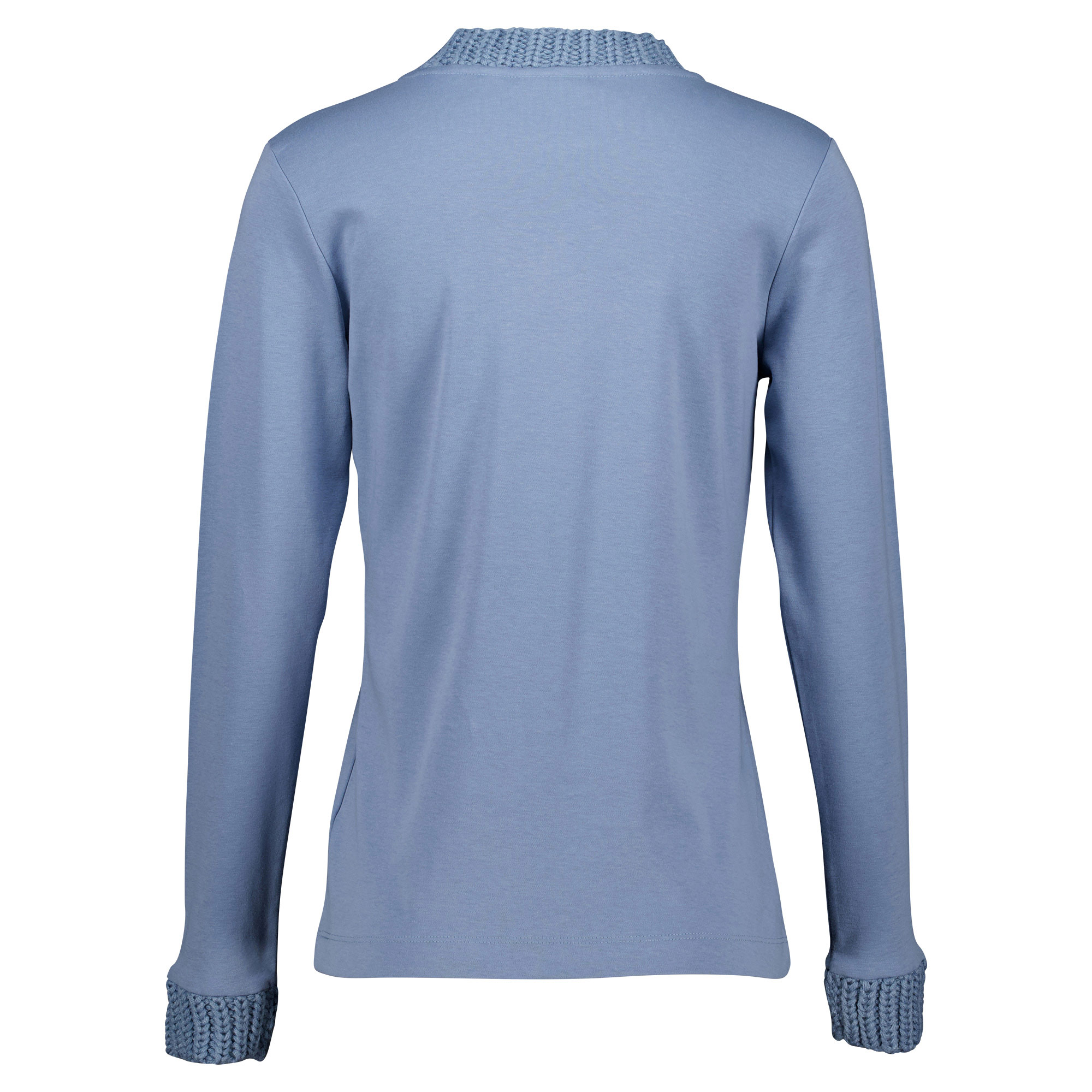 Weibliches Model mit CAMPS BAY Langarm-Shirt in Winward Blue